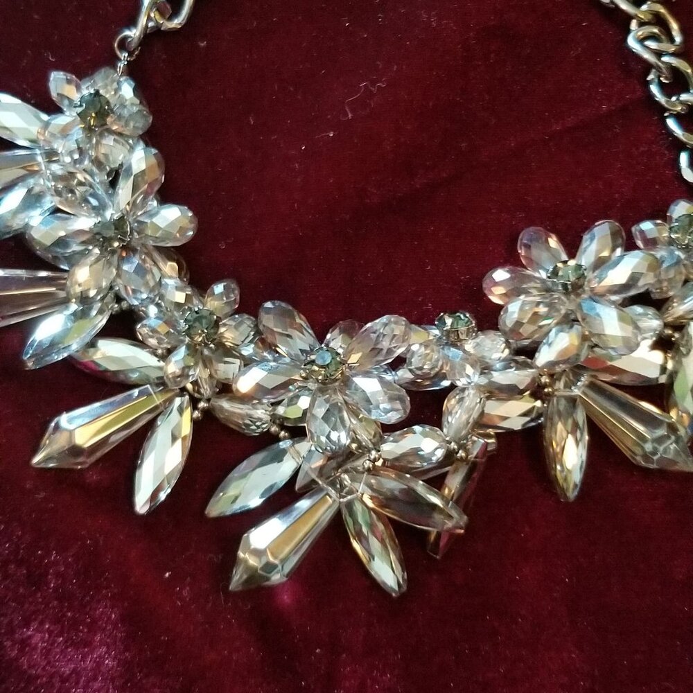 NWOT large silver/grey crystal necklace